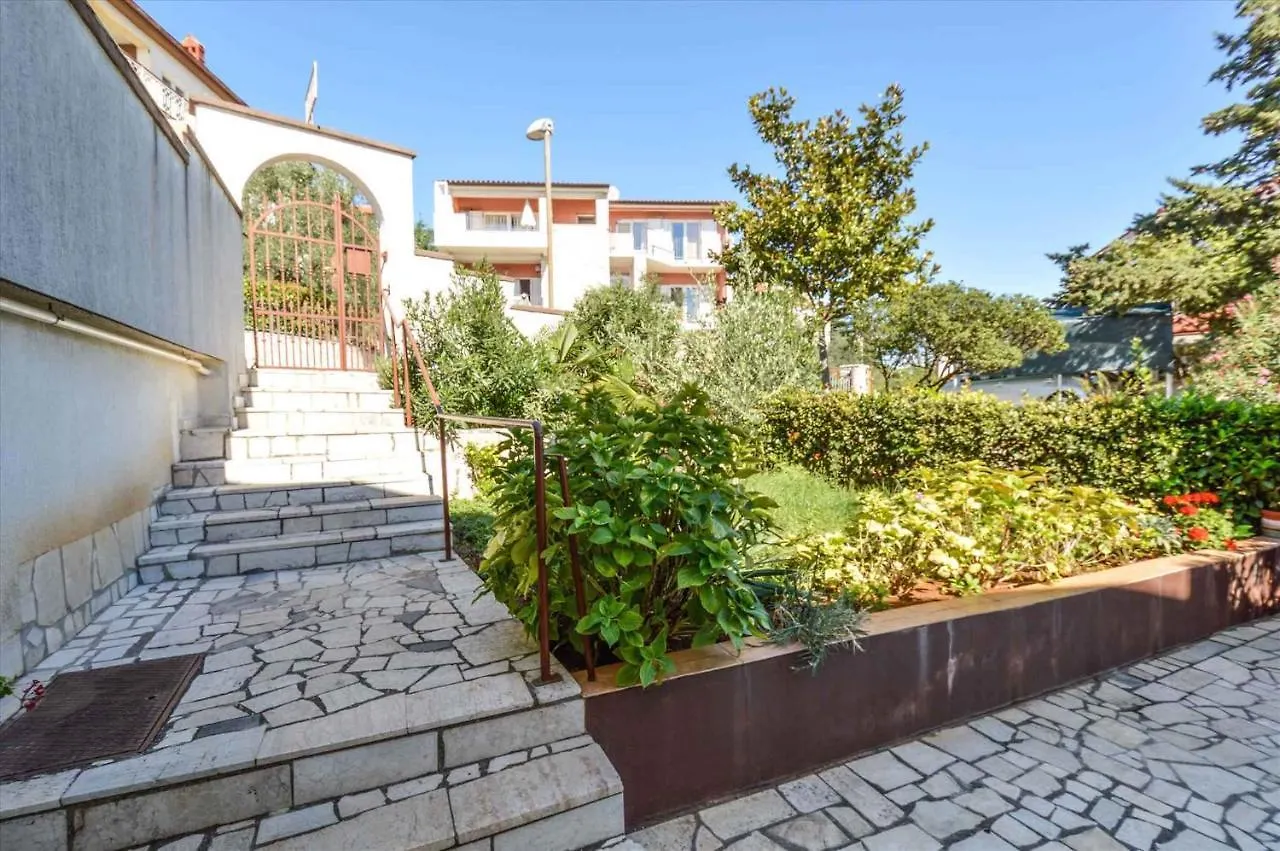Apartment In Pula With Two-Bedrooms 3 Pjescana Uvala