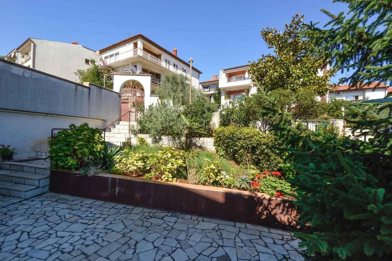 Apartment In Pula With Two-Bedrooms 3 Pjescana Uvala